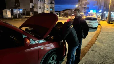 Zonguldak’ın Alaplı ilçesinde otomobilin motor kısmındaki devir daim kayışına sıkışan