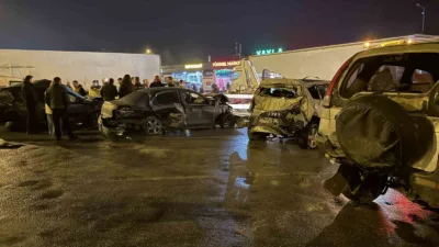 Anadolu Otoyolu’nun Sakarya geçişinde 16 aracın karıştığı, 4’ü ağır olmak