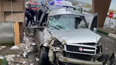 Zonguldak’ın Kozlu ilçesinde sürücüsünün kontrolünden çıkan panelvan aracın hastane girişindeki