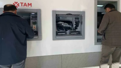 Kastamonu’da bir şahıs teknik arıza sebebiyle para çekemediği ATM’yi balyozla
