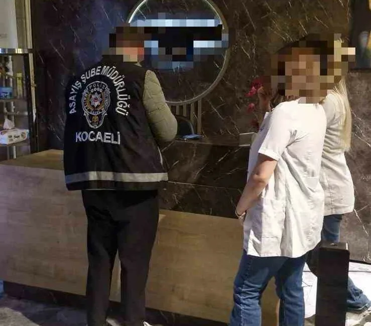 Kocaeli’de polis ekiplerince masaj salonlarına yönelik gerçekleştirilen denetimlerde, mevzuata aykırı