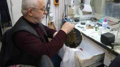 Sakarya’da eğitim için gittiği yurt dışından dönerek baba mesleği saat