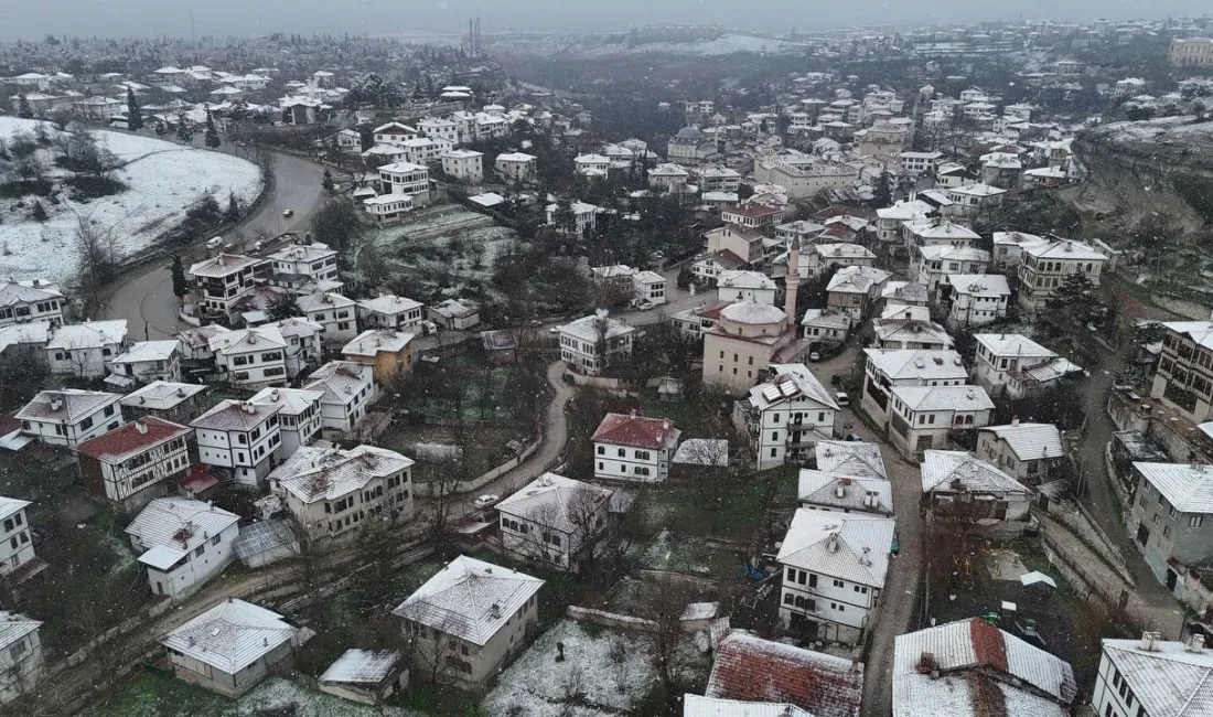 Karabük’ün Safranbolu ilçesinde kar yağışıyla çatıları beyaza bürünen tarihi yapıların
