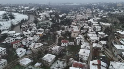 Karabük’ün Safranbolu ilçesinde kar yağışıyla çatıları beyaza bürünen tarihi yapıların