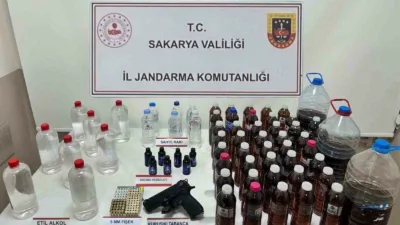 Sakarya’nın Akyazı ilçesinde sahte içki üreterek piyasaya süreği öğrenilen bir