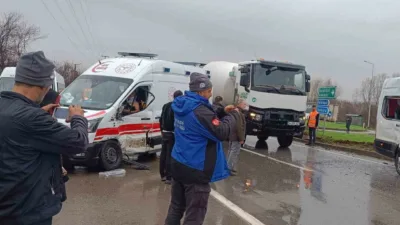 Sakarya’nın Akyazı ilçesinde ambulans ile işçi servisinin çarpıştığı kazada 11