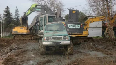 Sakarya’nın Sapanca ilçesinde sürücüsünün yeni aldığı arazi aracı, deneme sürüşü