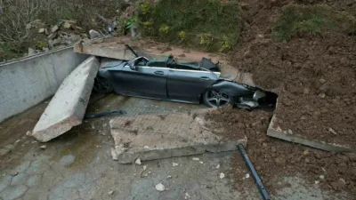 Sakarya’nın Serdivan ilçesinde bir sitenin istinat duvarının çökmesi neticesinde yaklaşık