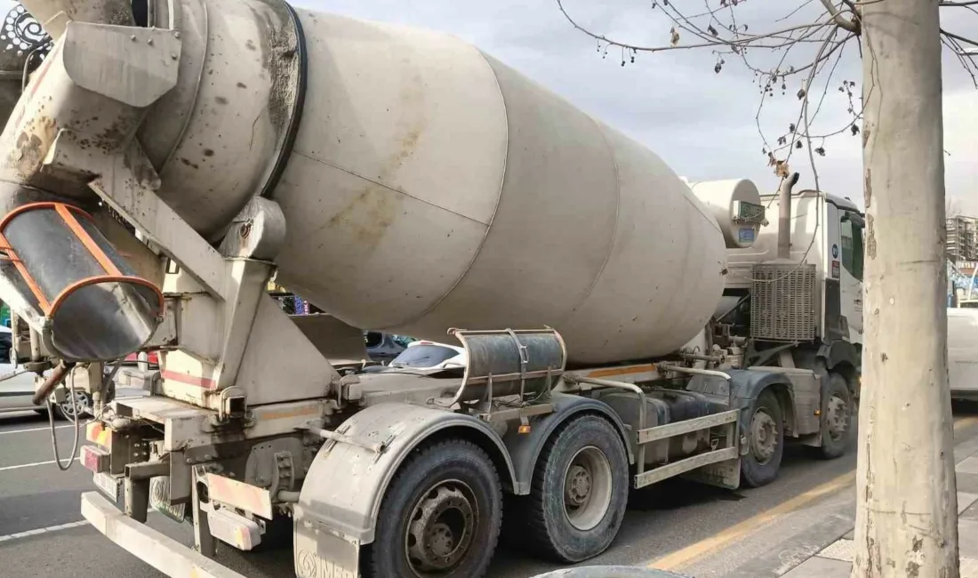 Ankara’da seyir halindeki beton mikserinden kopan tekerleğin çarptığı üç araçta