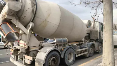 Ankara’da seyir halindeki beton mikserinden kopan tekerleğin çarptığı üç araçta