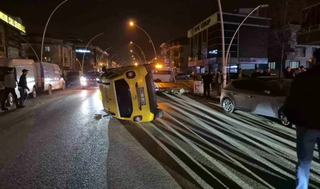 Düzce’de sıkışan trafikte ilerlemeye çalışan ticari taksi, park halindeki otomobile