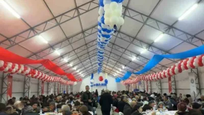 , Sincan’da Ramazan ayında belediye tarafından kurulan iftar çadırlarında vatandaşlar