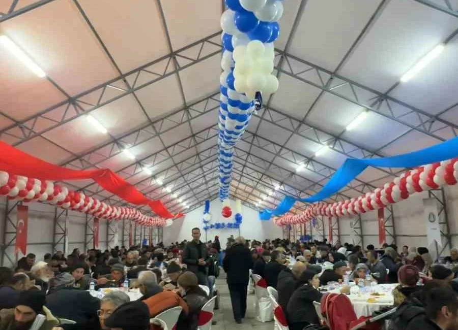 , Sincan’da Ramazan ayında belediye tarafından kurulan iftar çadırlarında vatandaşlar