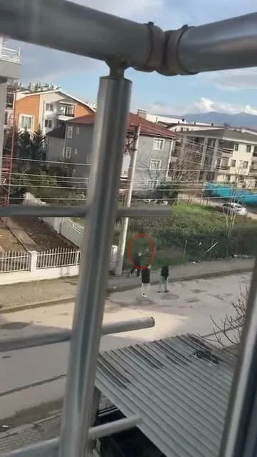Kocaeli’nin İzmit ilçesinde bir çocuğun sokak ortasında tabancayla havaya ateş