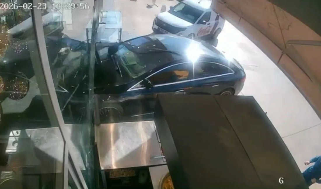 Ankara’da sürücüsünün hakimiyetini kaybettiği otomobil, pastaneye girerek durabildi. Kaza anı