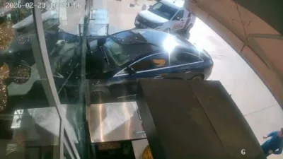 Ankara’da sürücüsünün hakimiyetini kaybettiği otomobil, pastaneye girerek durabildi. Kaza anı