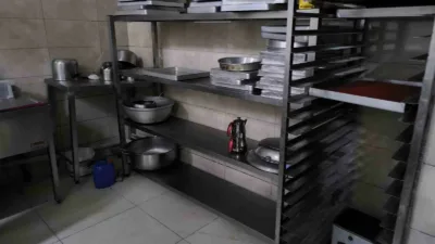 Sakarya’nın Akyazı ilçesinde bir tatlı imalathanesinde kaydedilen görüntüler infial oluşturdu.