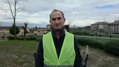 DÜZCE (İHA) – Düzce’de park ve bahçelerde çalışan bir temizlik