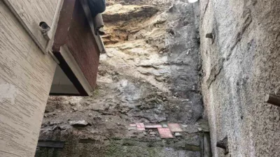 Ankara’da üzerine gecekondular inşa edilen kayalıklardan yağış nedeniyle yumuşayarak düşen