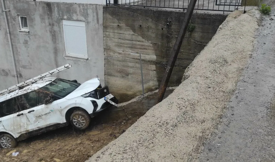 Zonguldak’ın Alaplı ilçesinde sürücüsünün direksiyon hâkimiyetini kaybettiği otomobil yoldan çıkarak