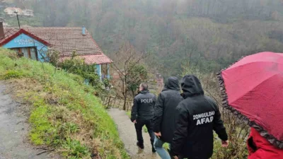 Zonguldak’ta sabah saatlerinde yaşanan heyelan kısa süreli paniğe neden oldu.