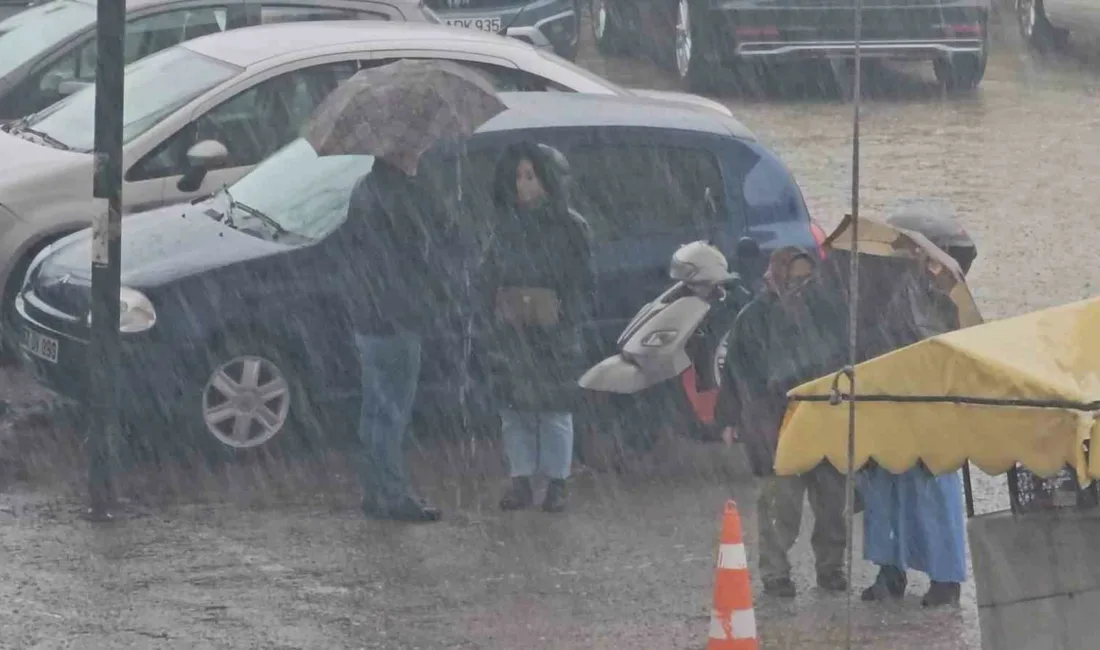 Zonguldak kent merkezinde aniden bastıran şiddetli sağanak yağış, vatandaşlara zor