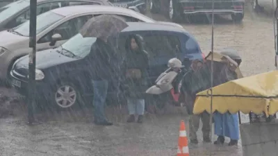 Zonguldak kent merkezinde aniden bastıran şiddetli sağanak yağış, vatandaşlara zor