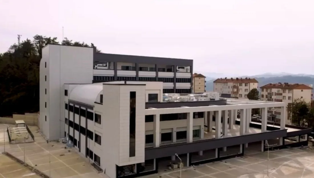 Zonguldak’ın Alaplı ilçesinde yapımı tamamlanan 50 yataklı Alaplı Devlet Hastanesi,
