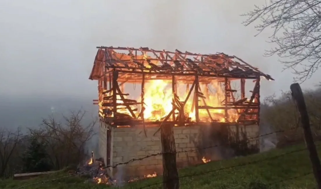Düzce’de bayram arifesinde ardiye olarak kullanılan yapı alev alev yandı.