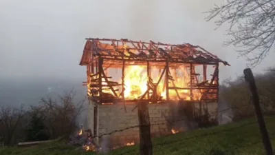 Düzce’de bayram arifesinde ardiye olarak kullanılan yapı alev alev yandı.