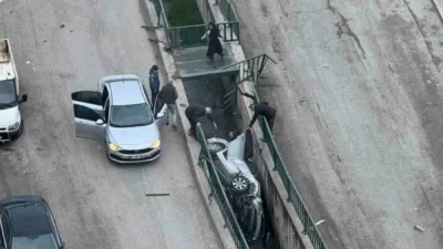 Karabük’te alkollü ve ehliyetsiz sürücünün kullandığı otomobilin park halindeki araçlara
