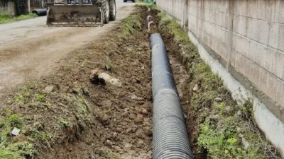 Çilimli Belediyesi ekipleri drenaj ve beton kaldırım çalışmalarını sürdürerek hem
