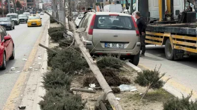 Ankara’nın Sincan ilçesinde seyir halindeki araç, yayalara çarptı. 1’i ağır