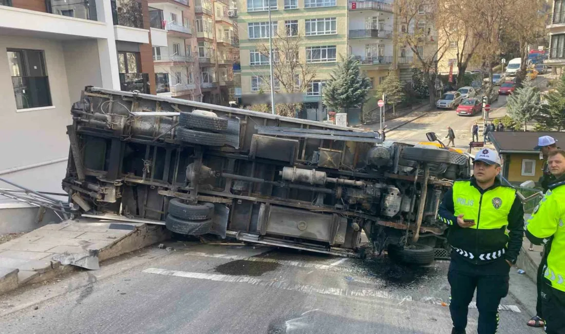 Ankara’nın Çankaya ilçesinde bir kamyonet, yokuş yukarı çıkarken sürücüsü hızı