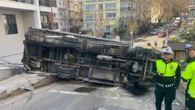 Ankara’nın Çankaya ilçesinde bir kamyonet, yokuş yukarı çıkarken sürücüsü hızı