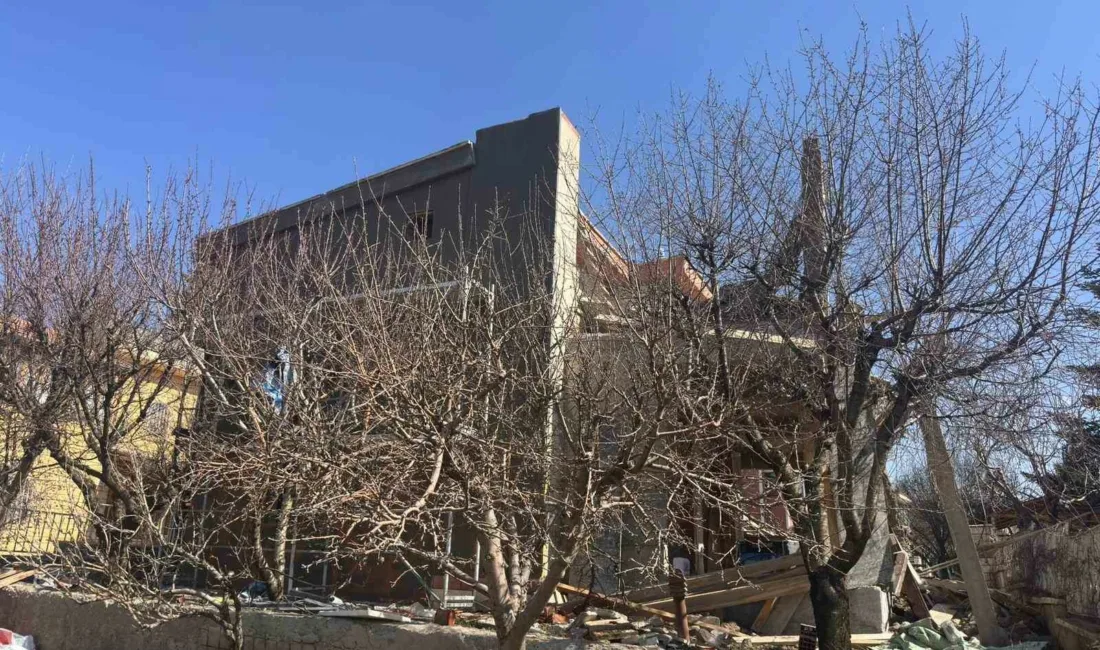 Ankara’nın Akyurt ilçesinde bir villada meydana gelen balkon sundurması çöktü,