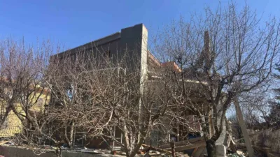 Ankara’nın Akyurt ilçesinde bir villada meydana gelen balkon sundurması çöktü,