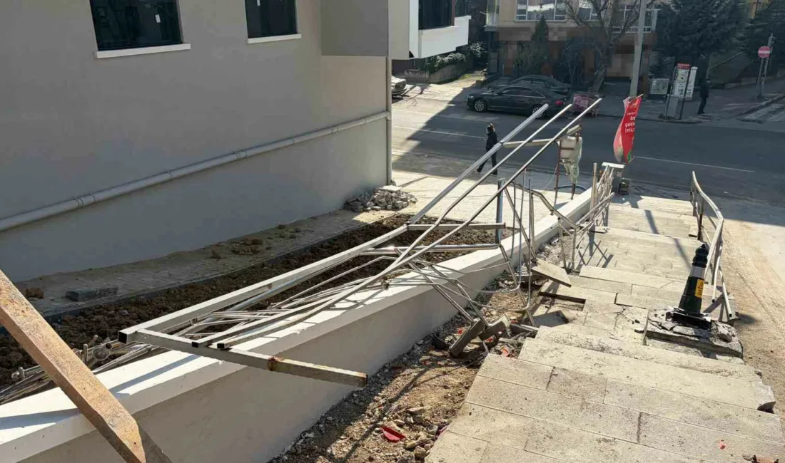 Ankara’nın Çankaya ilçesinde bir kamyonet, yokuş yukarı çıkarken sürücüsü hızı