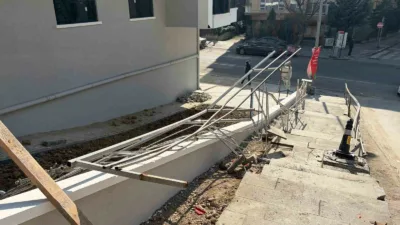 Ankara’nın Çankaya ilçesinde bir kamyonet, yokuş yukarı çıkarken sürücüsü hızı