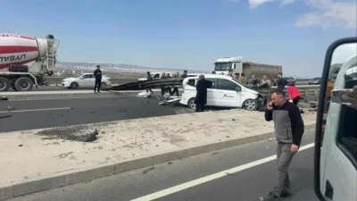Ankara’da kontrolden çıkan hafif ticari araç bariyerlere çarptı. Demir bariyerin