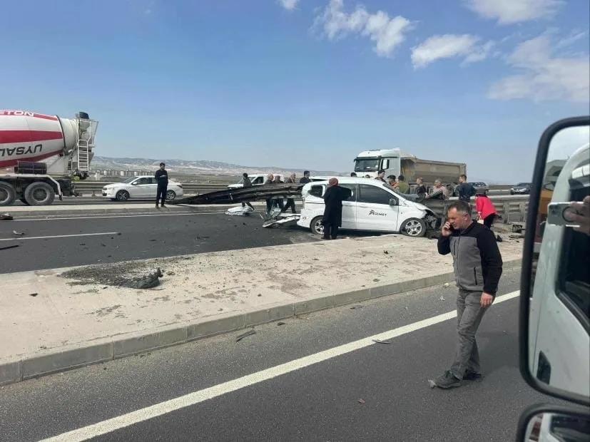Ankara’da kontrolden çıkan hafif ticari araç bariyerlere çarptı. Demir bariyerin
