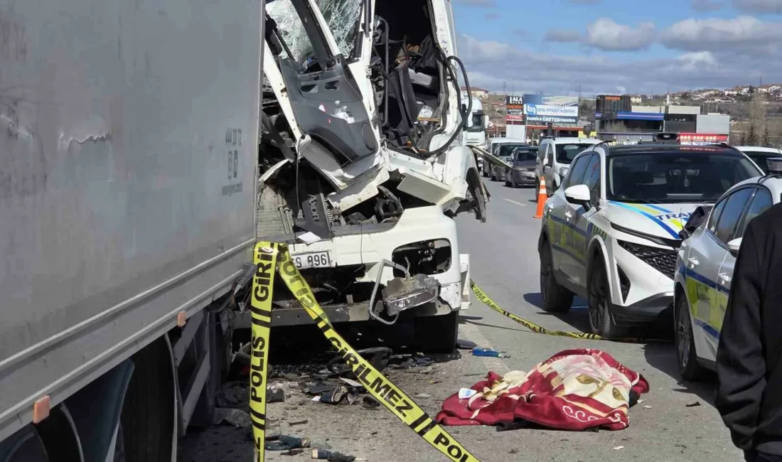Ankara’da, seyir halindeki tanker, geriye doğru gelen tıra arkadan çarptı.