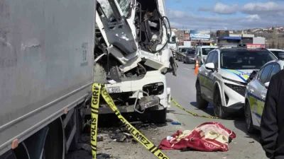 Ankara’da, seyir halindeki tanker, geriye doğru gelen tıra arkadan çarptı.