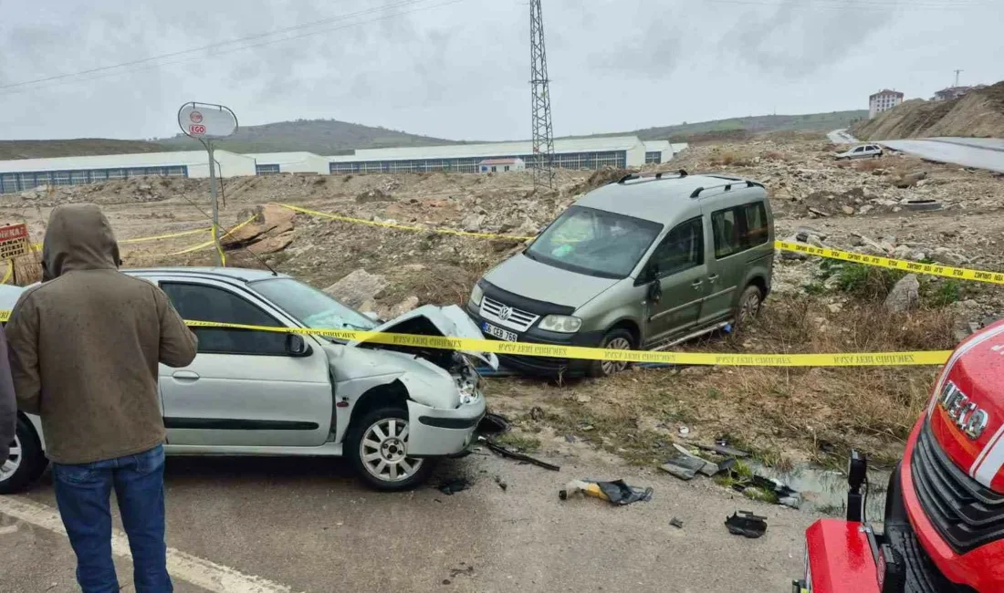 Ankara’nın Beypazarı ilçesinde yağmur nedeniyle kayganlaşan yolda 2 aracın çarpışması
