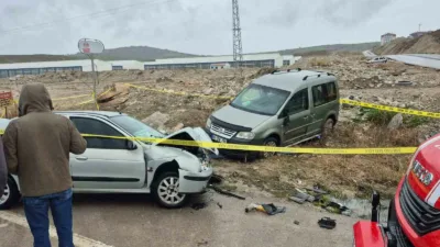 Ankara’nın Beypazarı ilçesinde yağmur nedeniyle kayganlaşan yolda 2 aracın çarpışması
