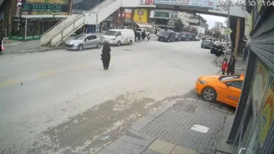 Ankara’da kural ihlali yaptığı iddia edilen sürücü, yolun karşısına geçmeye