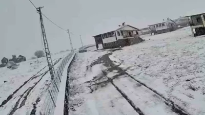 Ankara’nın Beypazarı ilçesinde yüksek kesimler, yağan karla beyaza büründü. Ankara