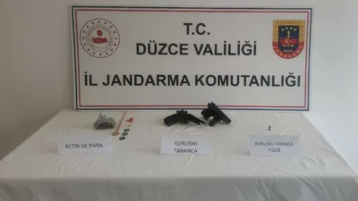 DÜZCE(İHA) – Düzce’nin Yığılca ilçesinde 2 ayrı evi soyan hırsızların