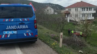 Karabük-Kastamonu karayolunda kontrolden çıkarak bahçeye uçup takla atan otomobilin sürücüsü