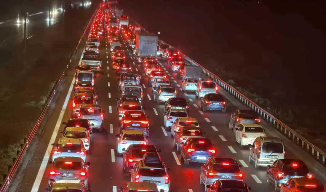 Ramazan Bayramı tatilinin sona ermesiyle birlikte dönüş yoluna geçen vatandaşlar,